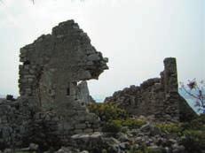 Čitava je površina pokrivena lomljenim kamenjem koje dijelom pripada urušenim zidovima građevinskog kompleksa, a dijelom je prirodan kameni materijal. Zidovi crkvice sv.