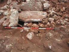 Hrvatski arheološki godišnjak 3/2006 Pokrov grobne jame u većini slučajeva uopće nije sačuvan ili je sačuvan samo djelomice, a sastojao se od nekoliko većih ploča postavljenih poprečno u odnosu na os