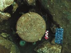 Hrvatski arheološki godišnjak 3/2006 Grobovi 8, 9, 10, 11 skupina kamenih cilindričnih urni (foto: I. Fadić) centra, od 3. ožujka 2005. do 16. rujna 2006.