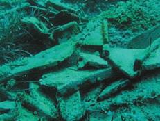 Na Istu, na položaju Dumboka, riječ je o potpuno opljačkanom brodolomu čiji se ostaci (uglavnom ulomci amfora) nalaze na strmoj stjenovitoj padini, na dubini od 30 do 36 metara.