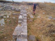 Hrvatski arheološki godišnjak 3/2006 Dio carda prije sanacije (foto: I. Pedišić) dva manja zida antičkog objekta (1. 2. st.) te su očišćeni i pripremljeni za sanaciju 2007. godine.