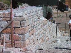 Hrvatski arheološki godišnjak 3/2006 Južni ulaz, konzervacija zida (foto: J. Zaninović) presloženoga i izmijenjenog kamena u potpunosti je poštovao zatečeno stanje.