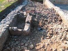 Hrvatski arheološki godišnjak 3/2006 Gardun (antički Tilurium), sonda A, Blok V, sloj kamenja SJ 23 i grobnica SJ 165 113) u koji su, među ostalim, ukopani grobnica SJ 165 te grob SJ 180.