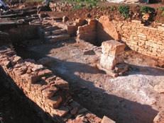 Hrvatski arheološki godišnjak 3/2006 Kuću s torom površinski nalazi ulomaka keramičkog posuđa smještaju u rimsko doba.
