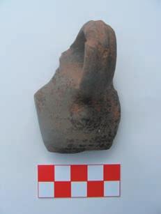 Lokalni su isejski tip iz 3.-2. st. pr. Kr. Bradavičasti kantaros izrađen je od sive gline sa slabim crnim premazom, bikonična je oblika s ručkom na kojoj je izraženo središnje rebro.