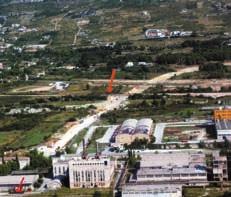 Splitsko-dalmatinska županija, HAG 3/2006 Donje Krtine, zračni snimak položaja lokaliteta tvornice Jugovinil, a južno uz željezničku prugu, na terasi koja se pruža u smjeru istok-zapad.
