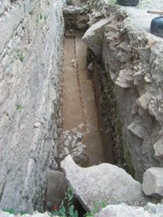 Hrvatski arheološki godišnjak 3/2006 Sonda 1 u prvom je planu konzola odnosno s unutrašnje strane u odnosu na antički grad. Sonda 1 (bez proširenja) dugačka je 9, a široka 1,5 m.