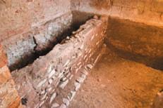 Nakon što su građevinski radovi uređenja poda prizemlja zaustavljeni, započela su arheološka istraživanja koja su trajala od veljače do travnja 2006. godine.