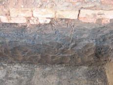 Stratigrafija je bila sljedeća: sloj humusa s recentnom šutom; pet otpadnih rimskih jama s pripadajućim negativima; predzdravica; zdravica.