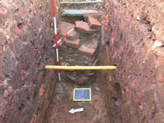 Raka nije bila vidljiva. Grob je uništen, a kosti su u lošem stanju. Grob 9 kosturni ukop u ispruženom položaju, nađen u profilu iskopa, na dubini od 1,39 m.