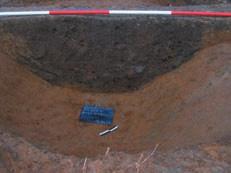 Hrvatski arheološki godišnjak 3/2006 Presjek jame SJ 700 (foto: M. Mihaljević) Istražena je sonda 1/06 s tri bloka ukupne površine 100 m², koja je orjentirana u smjeru sjever-jug.