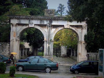 Copyright by GPSmyCity.com - Page 5 - D) Twin Gates (Porta Gemina) (must see) Porta Gemina is a double arched gate, built at the turn of 2nd to 3rd century A.D. Today it serves as the entrance to the Archaeological museum.