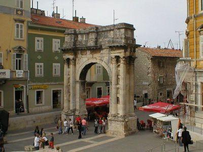 Image Courtesy of Wikimedia and Orlovic H) Triumphal Arch of the Sergii (must see) Arch of the Sergii is an Ancient Roman triumphal arch located in Pula.