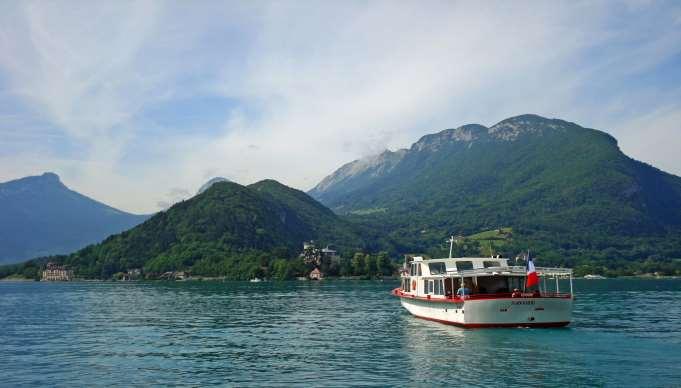 We will take the two-hour "omnibus" ferry boat which allows you to stop off in any of Lake