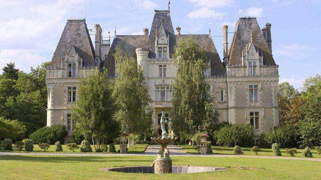 4: LOIRE VALLEY - CHATEAU ALLURE DU LAC AUGUST 09-18 Magnificent and breathtaking are the words that come to mind when you first see Château Allure du Lac, a luxurious château in the Pays de la Loire.