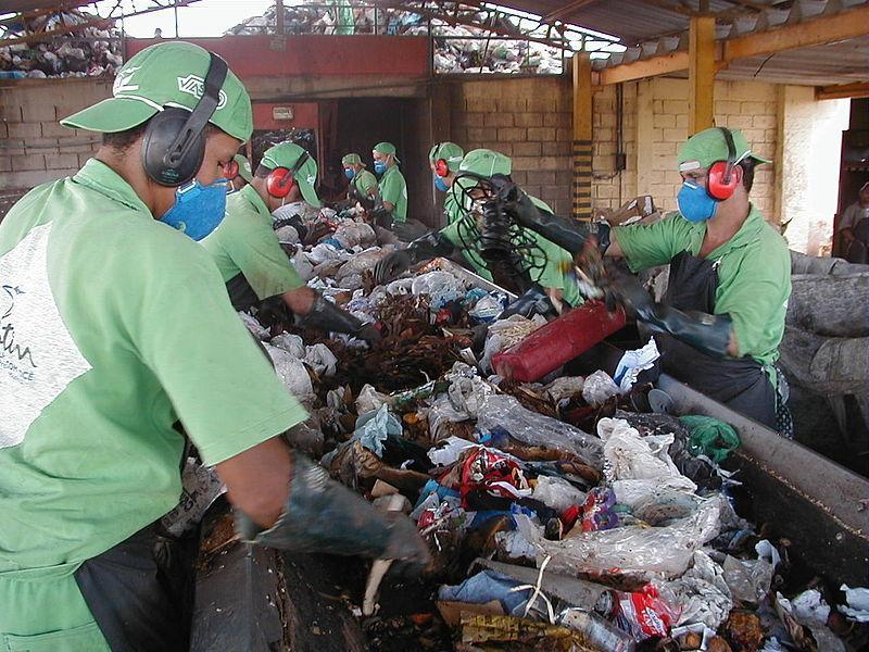 Potrebno je educirati zaposlenike o pojedinim vrstama otpada te prašini i parama, štetnim za zdravlje.