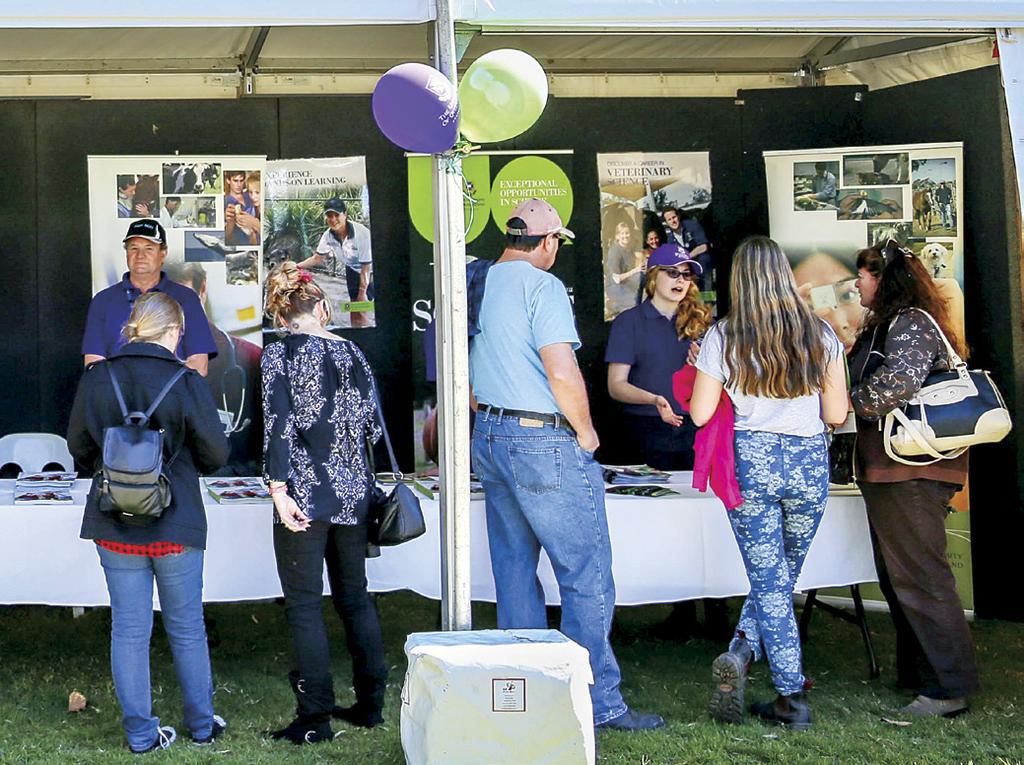 UQ Open Day 2016 GATTON 4 9.30am-3.00pm WHEN WHAT WHERE BLDG MAP Activities 10.00am-10.30am 11.00am-11.30am 1.00pm-1.30pm Detection dogs in agriculture Central Walkway AV26 10.00am-2.