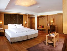 DOUBLE COMFORT PANORAMIC 38-42sqm 2-4 persons east wing Lobby, bathroom with bath, shower &