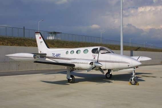 than 30 knots Small airplanes with approach speeds of less than 50 knots Small airplanes with less than 10 passenger seats: 95 percent of Fleet (Typical of Cessna 340) 388 Ft. 1,035 Ft. 4,200 Ft.