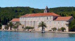 Later on, we cruise towards Badija Islet to visit a fascinating Franciscan monastery dating from the 14th century.