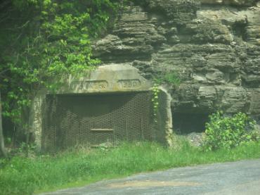 The entrance to the old Splashdam Mine is on the edge of the road to one s right. An explosion in this mine in 1932 killed ten men.