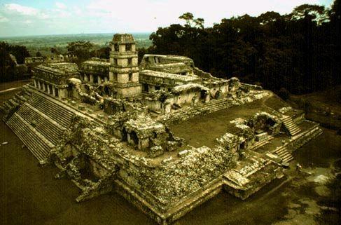 Slika 4: Arheolozi ovaj objekat Maja nazivaju palacom. Briljantna civilizacija Maja je grad Palenke podigla u sredistu meksicke djungle, bez metalnih alata, tocka ili nama znane tehnologije.