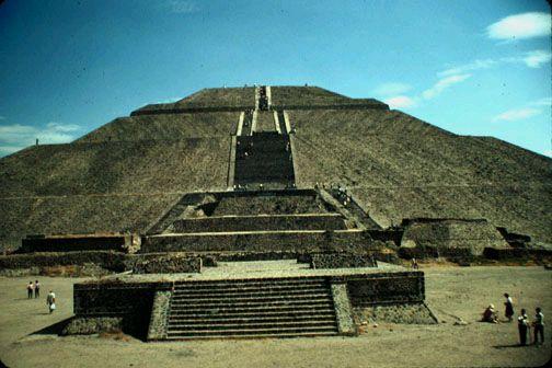 Mark Reynolds, istrazivac sakralne geometrije, postavlja slijedecu tezu: "Autori Velike Piramide u Egiptu koristili su matematicki broj "Pi" (3,1415...) u njenoj izgradnji.