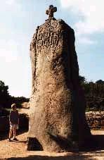 U pecinama kraj Torbay-a u Engleskoj pokrajini Kent, u kamenu je uklesano lice covjeka.