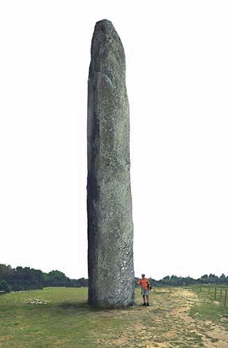 Foto rekonstrukcija najveceg megalita u Bretanji pokazuje kiklopske dimenzije: preko 20 metara visine (i dodatnih 4 metra u zemlji) i 350 tona tezine koje su prevozene sa daljine od nekoliko desetina