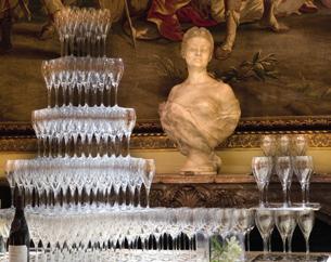 C ocktail Host an evening reception in one of the most beautiful mansions in Paris and give your guests the opportunity to discover a rare and dazzling collection.