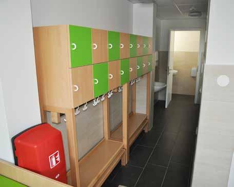Prostori ustrezajo vsem standardom za prostore in opremo v vrtcih Občina Mengeš je za sprejem vseh otrok s stalnim prebivališčem v Občini Mengeš najela dodatne prostore v Stanovanjsko-poslovnem