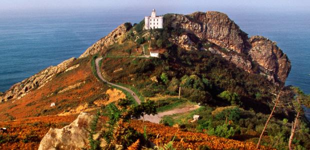 PASAJES SAN JUAN - ULIA - SAN SEBASTIÁN Walking route that connects the two ports through a path that runs along a wild and uninhabited coast, made up of spectacular cliffs, in a route surrounded by
