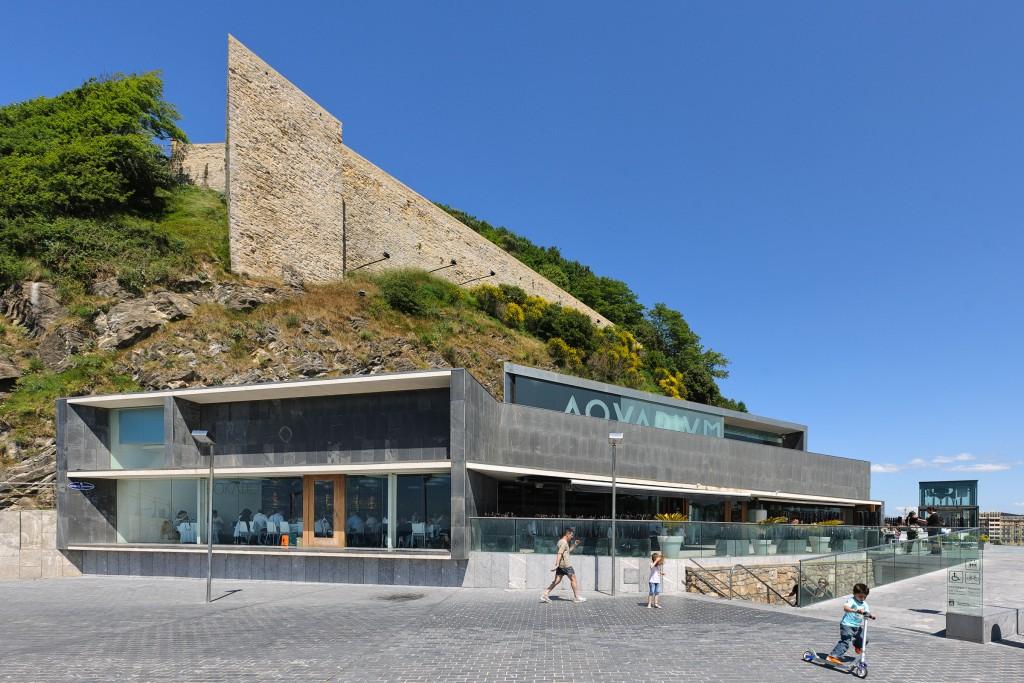 The Aquarium gets a new entrance hall but keeps its old façade Two large meeting rooms are added and two terraces upstairs of the Aquarium offer grand views over the scenic bay La Concha A new