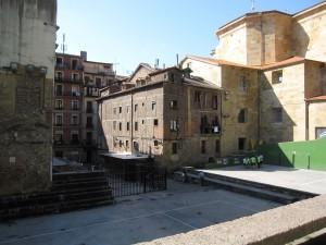 coincide with the hundredth anniversary of the demolition of the city walls and was the beginning of a series of works by the architect for public areas, such as the square of Peine del Viento "The