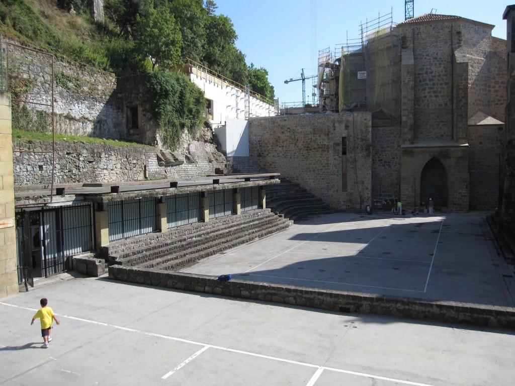 stone tribune and the wall of the sporting field provide a natural link between the buildings that surround the square The new extension of neighbouring San Telmo museum will connect to the square