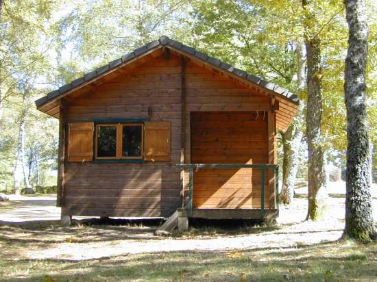 La Presqu île* - Description of accomodation Huts Beds : - 2 single beds (can be used as double) 80 x 190 in living area - bedroom with bunkbed (sleeps 2) 80 x 190 with storage and heating Living
