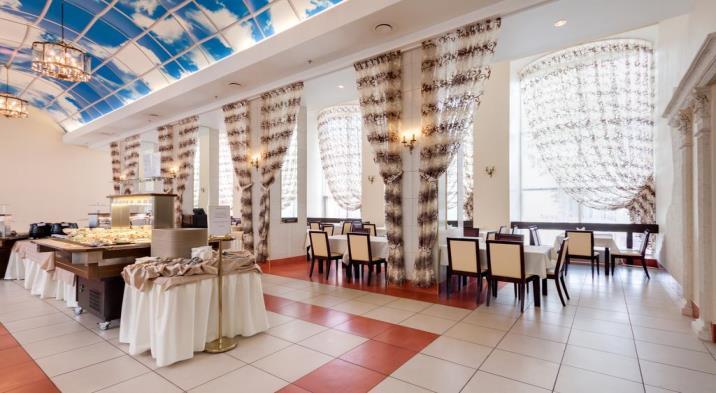 It includes conference facilities, restaurants and bars, a shopping centre and a beauty parlour. Most part of the hotel s 392 rooms have been recently renovated.