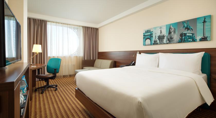 Located close to the International airport Pulkovo, on the way to main suburban palaces in Pushkin and Pavlovsk, the Hampton by Hilton St. Petersburg ExpoForum hotel offers 207 rooms.
