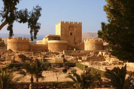 ALMERÍA Alcazaba Almería The Alcazaba sits on an isolated hill overlooking the city and the bay of Almeria and it is best known for its significant defensive capacity and its high visibility over the