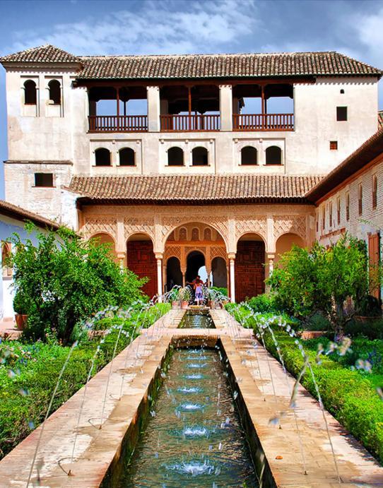 Different types of visits: day and night visits, visit to the gardens, gold doubles, combined visit to Alhambra and Rodríguez-Acosta Foundation,