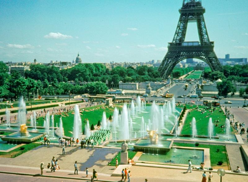 Acquaint yourself with the fascinating city of Paris and see the most important buildings, avenues and squares with a local guide who will explain the significance of the monuments and the history of