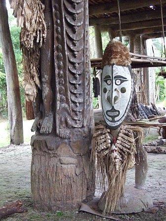 handicrafts including bilums and mats and Bowie s Art House at the Kaminabit residential compound which has carved Sepik artifacts and crocodile tooth jewellery.