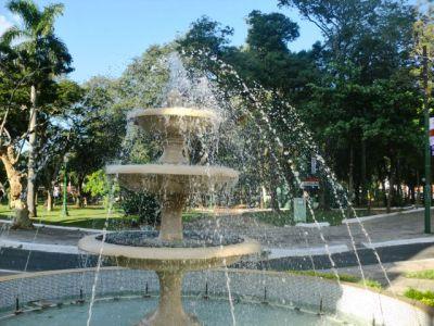 Copyright by GPSmyCity.com - Page 9 - O) Plaza Uruguaya (must see) Plaza Uruguaya is an interesting city park that provides a pleasant respite from the city's heat.