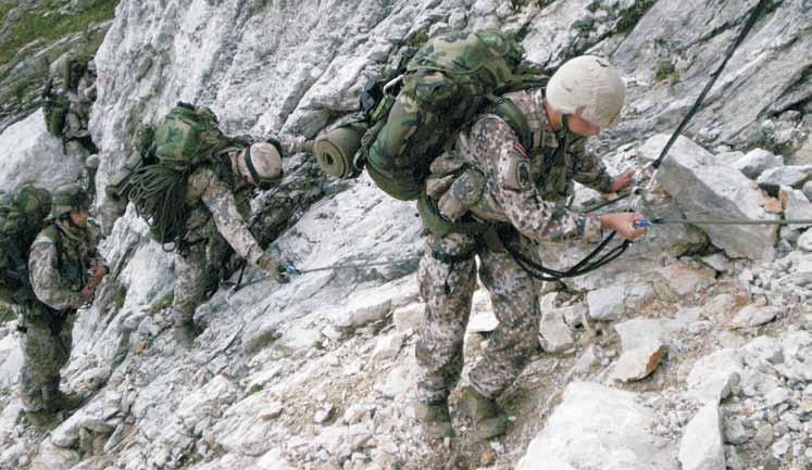 STROKOVNI ČLANKI 22 Nadporočnik Bernard Polanec (Ponoven) razvoj gorskega bojevanja Kljub občasnemu nihanju pri razvoju usposabljanja iz gorskega bojevanja v Slovenski vojski se v zadnjem času stanje