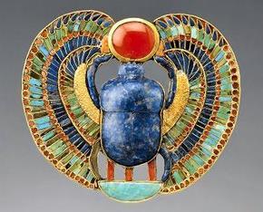 This piece of jewelry features King Senusret