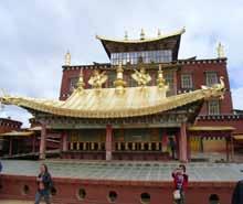 Start with a visit to the architecture wonder Potala Palace in Lhasa, drive to sacred Yumdrok Lake, cross vast mountains, deep valleys and century old caravan trails to Gyantse and Shigatse.