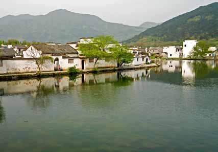 Lake & mountain 6 Days - Hangzhou» Yellow Mountain Taste of China 8 Days Beijing» Xian» Shanghai Combine the beauty and tranquillity of the West Lake and tea planation in Hangzhou with the
