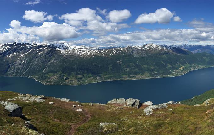 HM QUEEN SONJA'S PANORAMIC HIKING TRAIL Location: Between Kinsarvik and Lofthus. HM Queen Sonja opened her favourite hiking trail in Hardanger on 29 th June 2013.