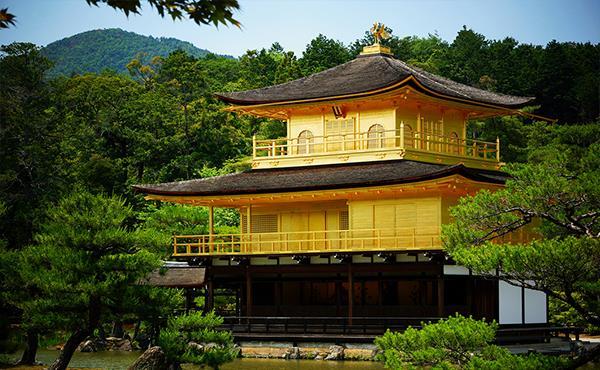 15:30-16:15 - Ryoan-ji Next is Ryoan-ji - Kyoto's most famous Zen Temple.
