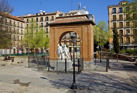Take a stroll around some of the legendary bars near the historic Plaza del Dos de Mayo and learn about the phenomenon known as the Movida Madrileña, a counter-cultural and musical movement that